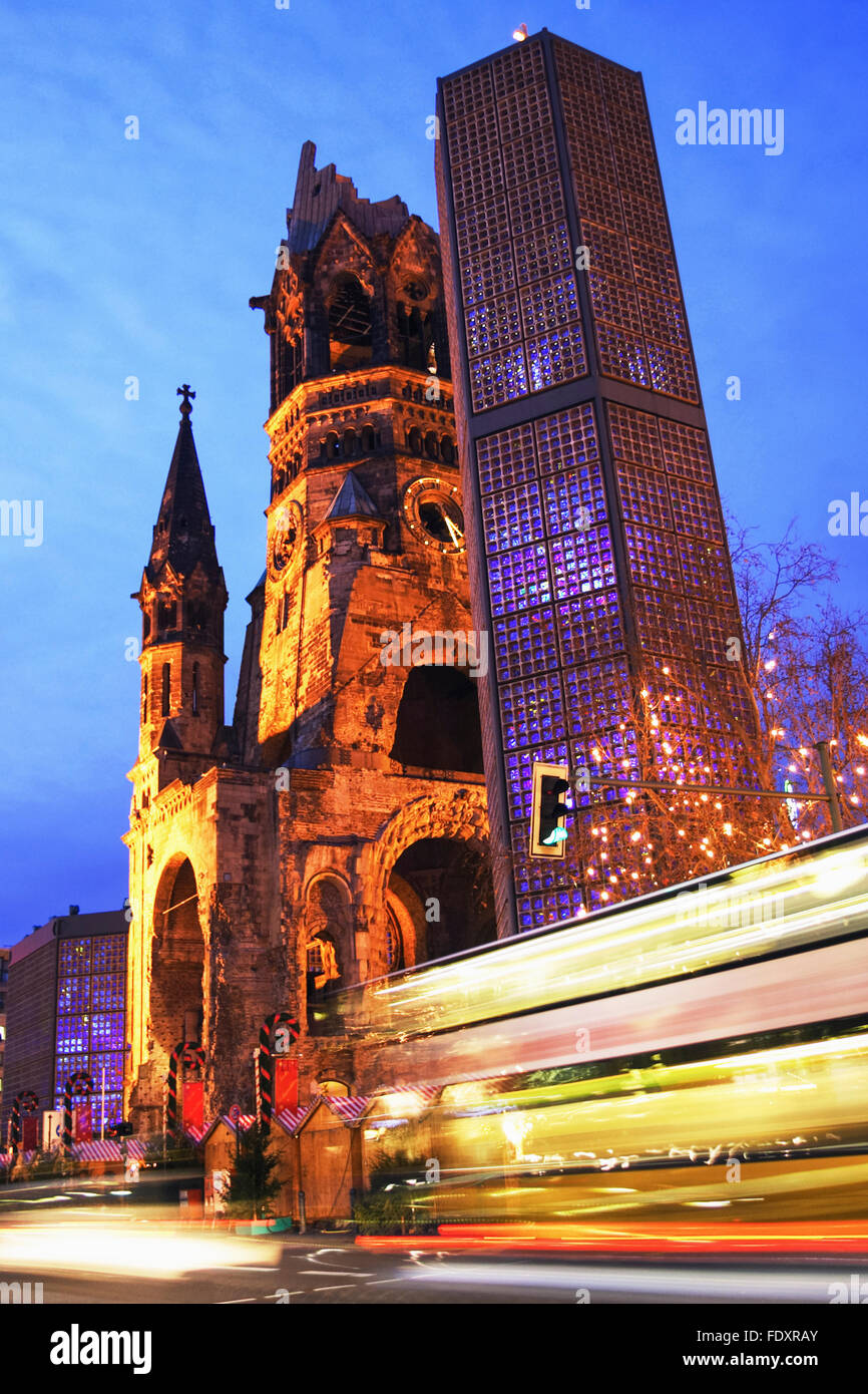 L''Église du Souvenir Empereur Guillaume et sentiers du trafic au crépuscule. Le beffroi moderne a été ajouté en 1963. Breitscheidplatz, Berlin, Allemand Banque D'Images