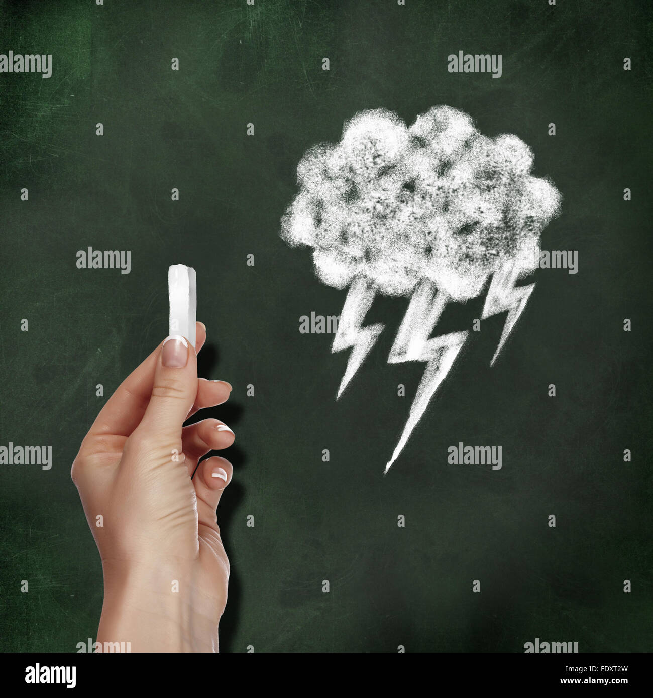 Tableau noir de l'école et la main avec dessin à la craie thunder storm cote Banque D'Images