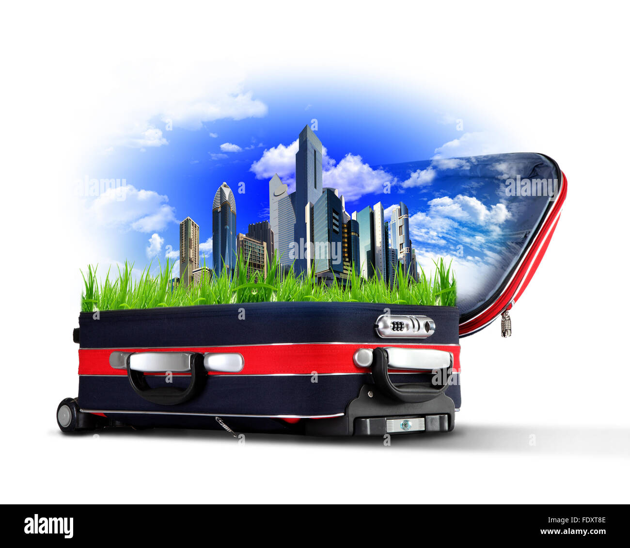 Valise rouge avec à l'horizon de la ville et ciel bleu à l'intérieur Banque D'Images