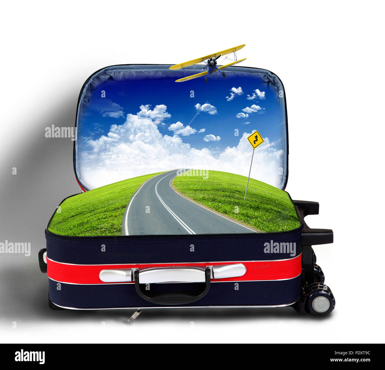 Valise rouge avec paysage vert et routes de campagne, à l'intérieur Photo  Stock - Alamy