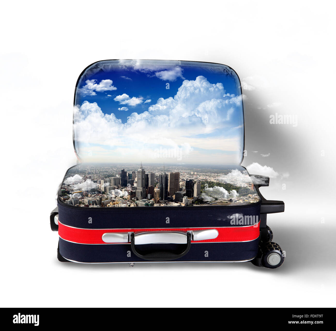 Valise rouge avec à l'horizon de la ville et ciel bleu à l'intérieur Banque D'Images