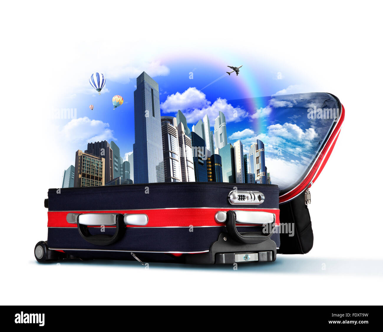 Valise rouge avec à l'horizon de la ville et ciel bleu à l'intérieur Banque D'Images