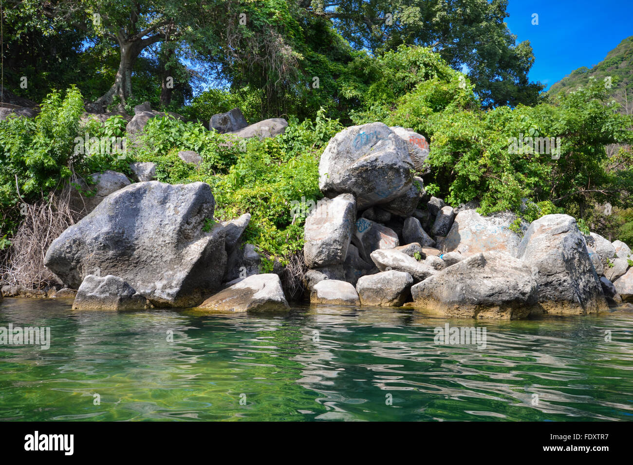 Côte rocheuse de la caldeira Lac Coatepeque dans Salvador Banque D'Images