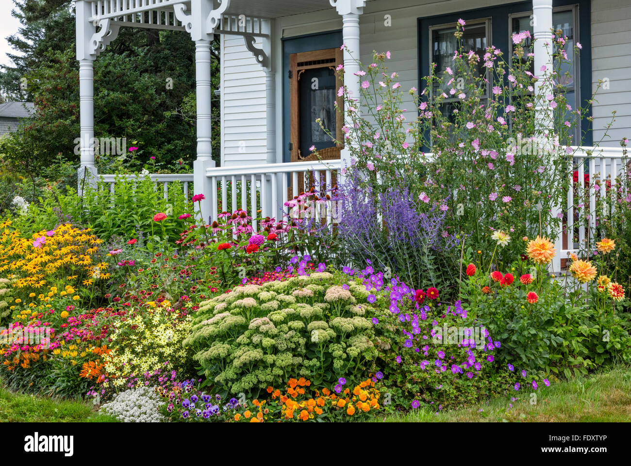 Bass Harbor, Maine : été Chalet jardin et terrasse couverte. Jardin de fleurs Banque D'Images