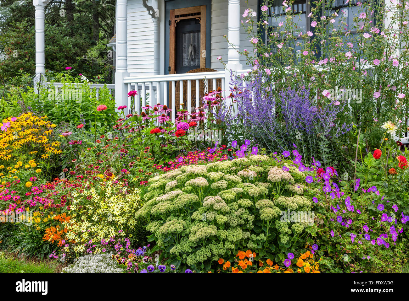 Bass Harbor, Maine : été Chalet jardin et terrasse couverte. Jardin de fleurs Banque D'Images