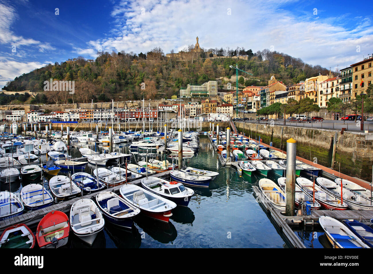 Le pittoresque port de Donostia - San Sebastian, dans le 'shadow' du Mont Urgull. Pays Basque, Espagne. Banque D'Images