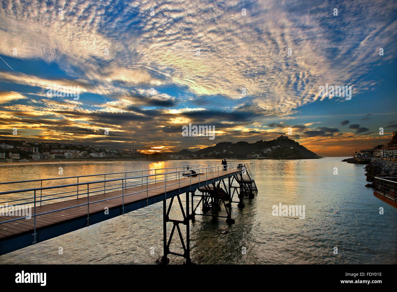 Coucher du soleil à Donostia - San Sebastian, Pays Basque, Espagne. Dans l'arrière-plan à droite, Monte Igueldo. Banque D'Images