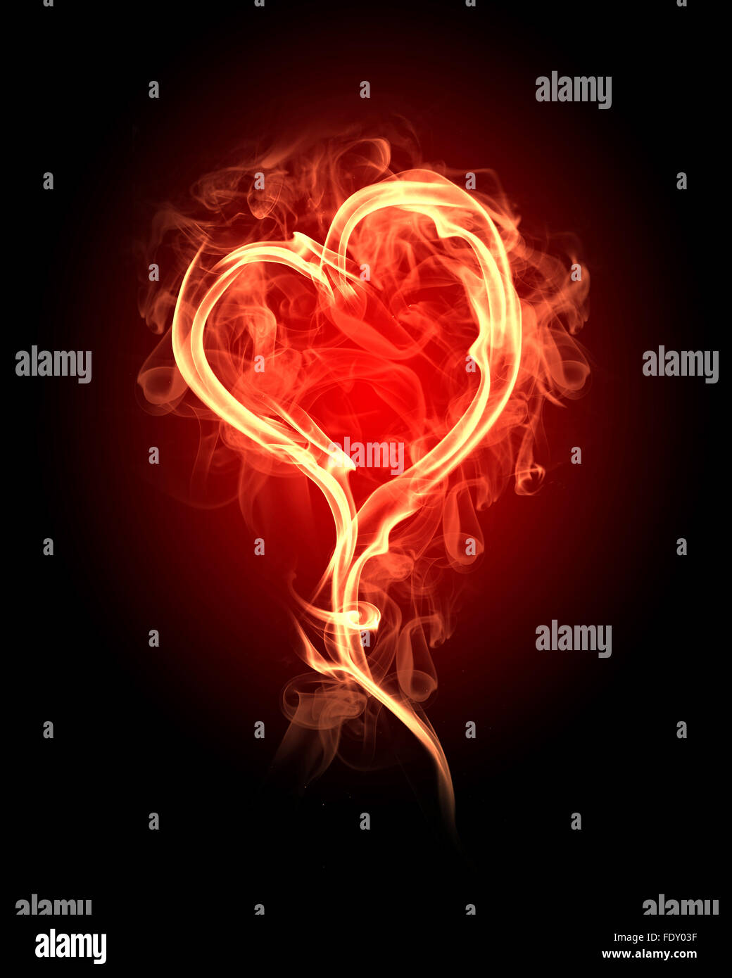 Coeur brûlant avec des flammes sur un fond sombre Banque D'Images
