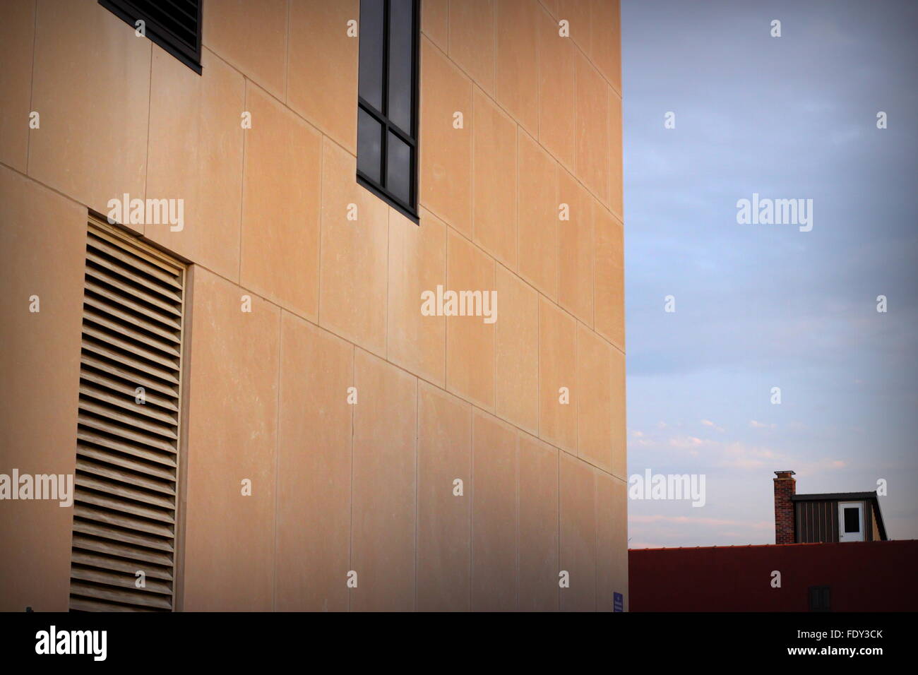 Résumé photo de bâtiment de couleur rouille au coucher du soleil avec ciel bleu et nuages en arrière-plan Banque D'Images