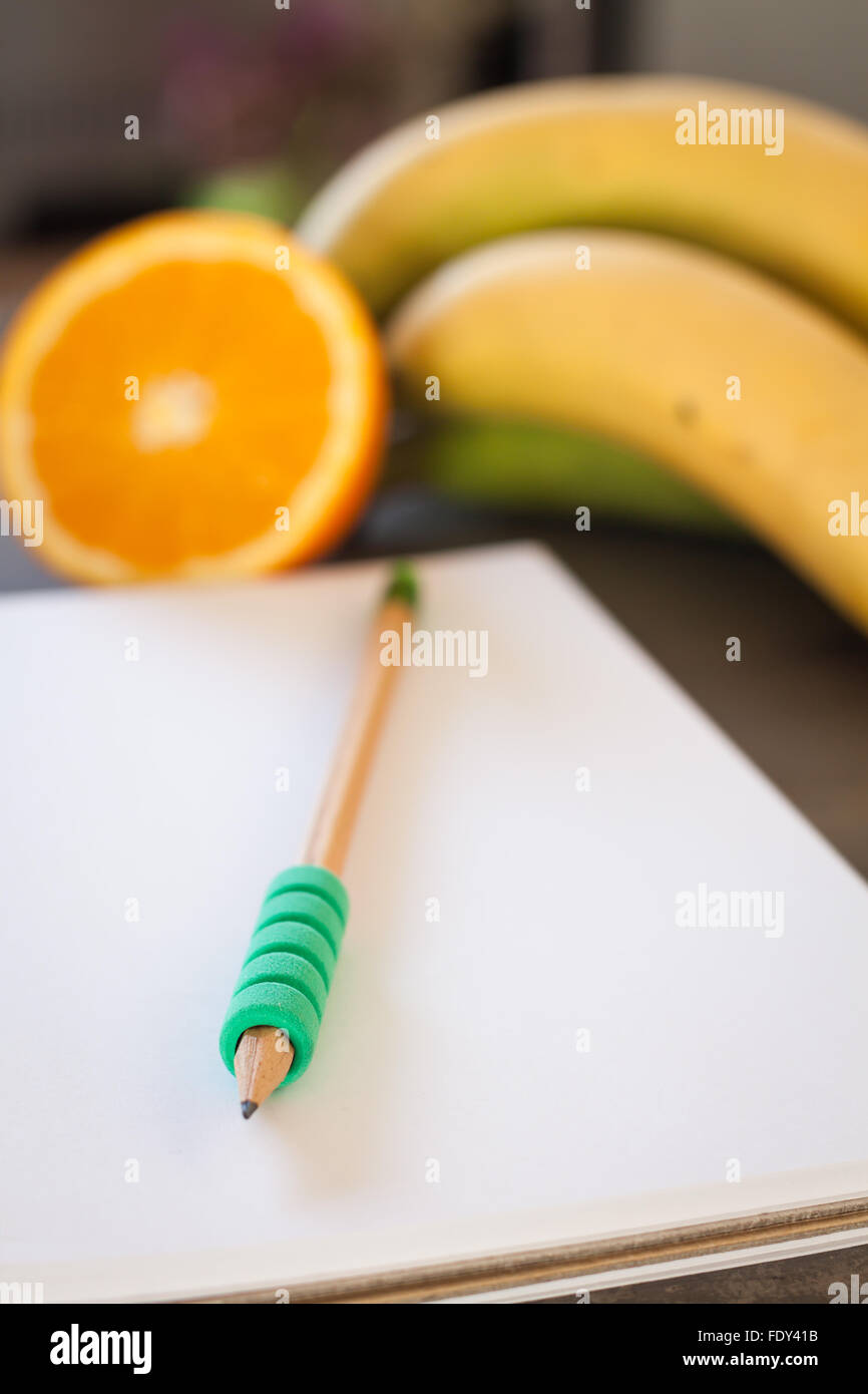 Liste de magasinage avec des fruits sains, stock photo Banque D'Images