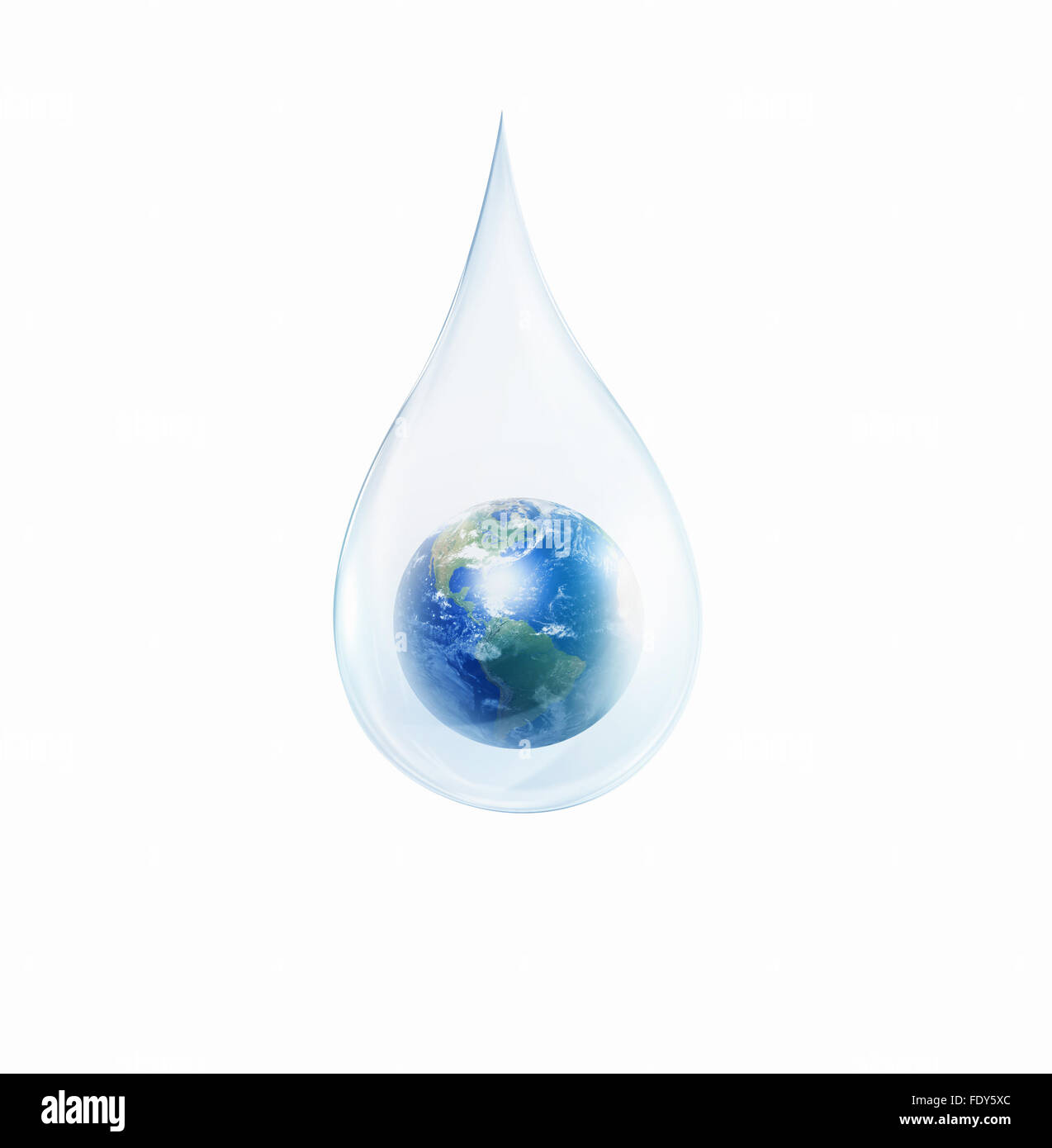 Une grosse goutte d'eau avec de la Terre à l'intérieur sur un fond blanc. Comme un symbole de la protection de l'environnement. Banque D'Images