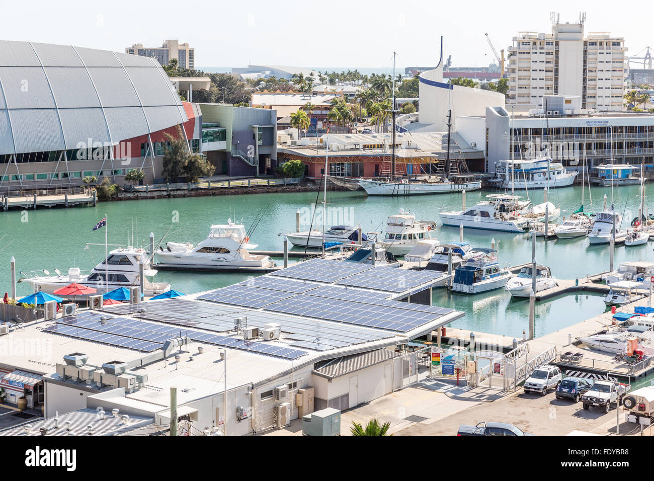 Yacht Club Marina Townsville, Queensland Australie avec Museum of Tropical Queensland et la Grande Barrière de Corail AC Aquari Banque D'Images