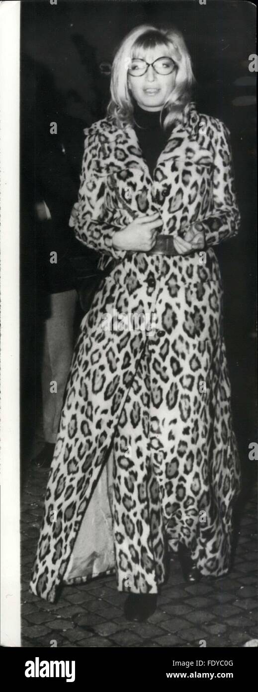 1962 - Belle Monica Vitti, portant un manteau de fourrure maxi, vu arriver pour un parti donné à Rome par Enrico Lucherini, agent de presse à l'occasion du 10e anniversaire de son activité sur l'écran monde. © Keystone Photos USA/ZUMAPRESS.com/Alamy Live News Banque D'Images