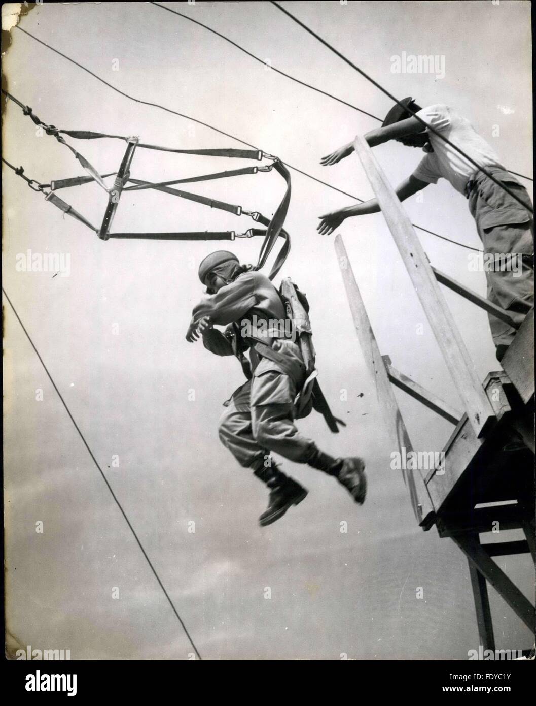 1944 - Miss Vietnam trains pour présenter de l'air : et espère le coservative chef de l'état permettra aux parachutistes femmes. : une douzaine de jolie 21 ans passent leurs journées à l'école de formation des forces canadiennes près de Saigon formation pour être l'avant-garde de tous les instructeurs ind un parachutiste womens-force pour le trenty-limited 200 000 de l'armée vietnamienne. Ils ont déjà 21 chute à leur crédit. Mais leur grande inquiétude est que le président de la République catholique se dissoudre pendant son mandat. En tant que chef suprême, 40 ans, Ngo Dinh Diem, un baccalauréat et un homme pieux, ne croit pas que c'est une femme" Banque D'Images