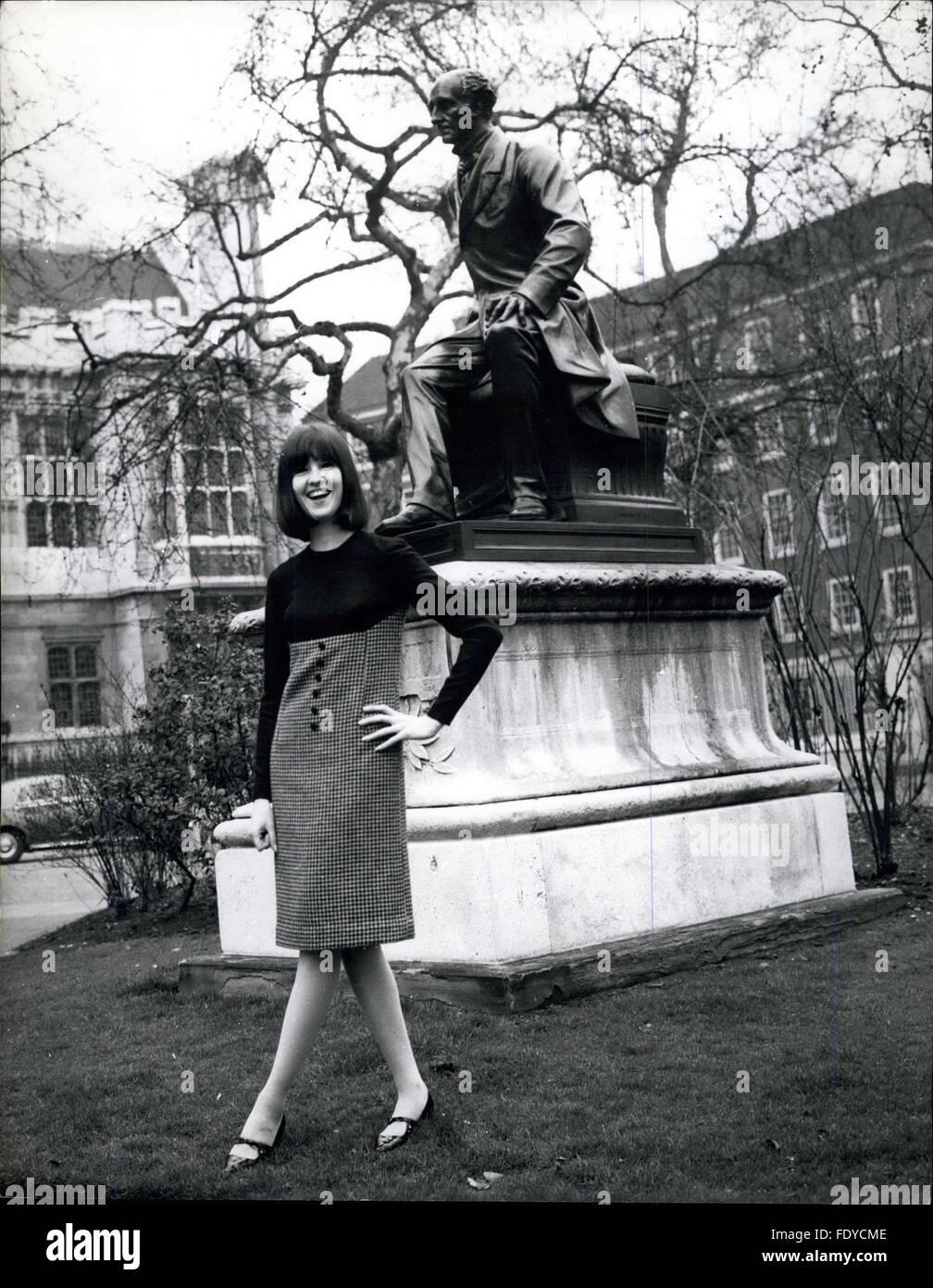 1962 - Cathy McGowan Ce gentleman victorien ne serait guère approuver des ex-Mod-Queen, Cathy alors qu'elle pose dans son styliste, robe noire et de fine laine dogtooth putty. Les Mods sont dehors, dit-elle. © Keystone Photos USA/ZUMAPRESS.com/Alamy Live News Banque D'Images