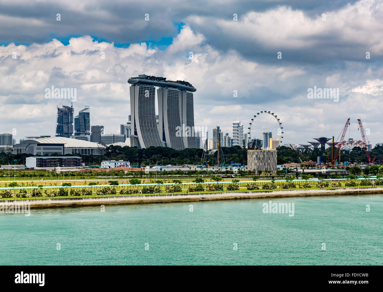 Hotel Marina Bay Sands casino vu de port de Singapour Banque D'Images