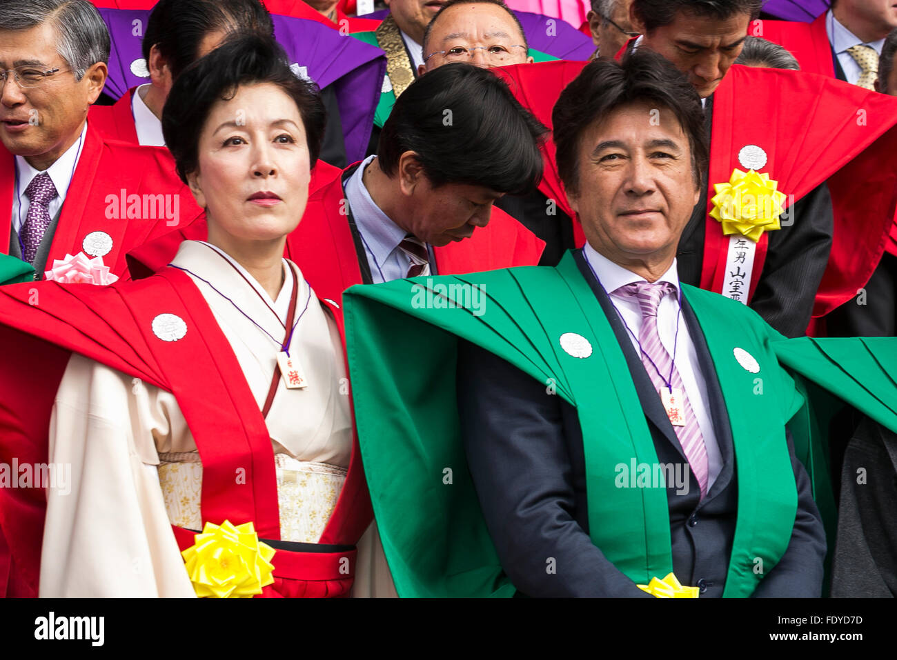 (L à R) actrice japonaise Atsuko Takahata et acteur Masao Kusakari assister à un festival Setsubun au Naritasan Shinshoji Temple le 3 février 2016, à Chiba, Japon. Setsubun est un festival japonais annuelle célébrée le 3 février et marque le jour avant le début du printemps. Jeter des célébrations de soja (connu comme mamemaki) hors de la maison pour protéger contre les mauvais esprits et à la Chambre pour inviter la bonne fortune. Dans de nombreuses familles japonaises un membre va porter un masque ogre tandis que d'autres fèves jeter à lui. La célébration à Naritasan Shinshoji Temple est l'une des plus grandes que j Banque D'Images