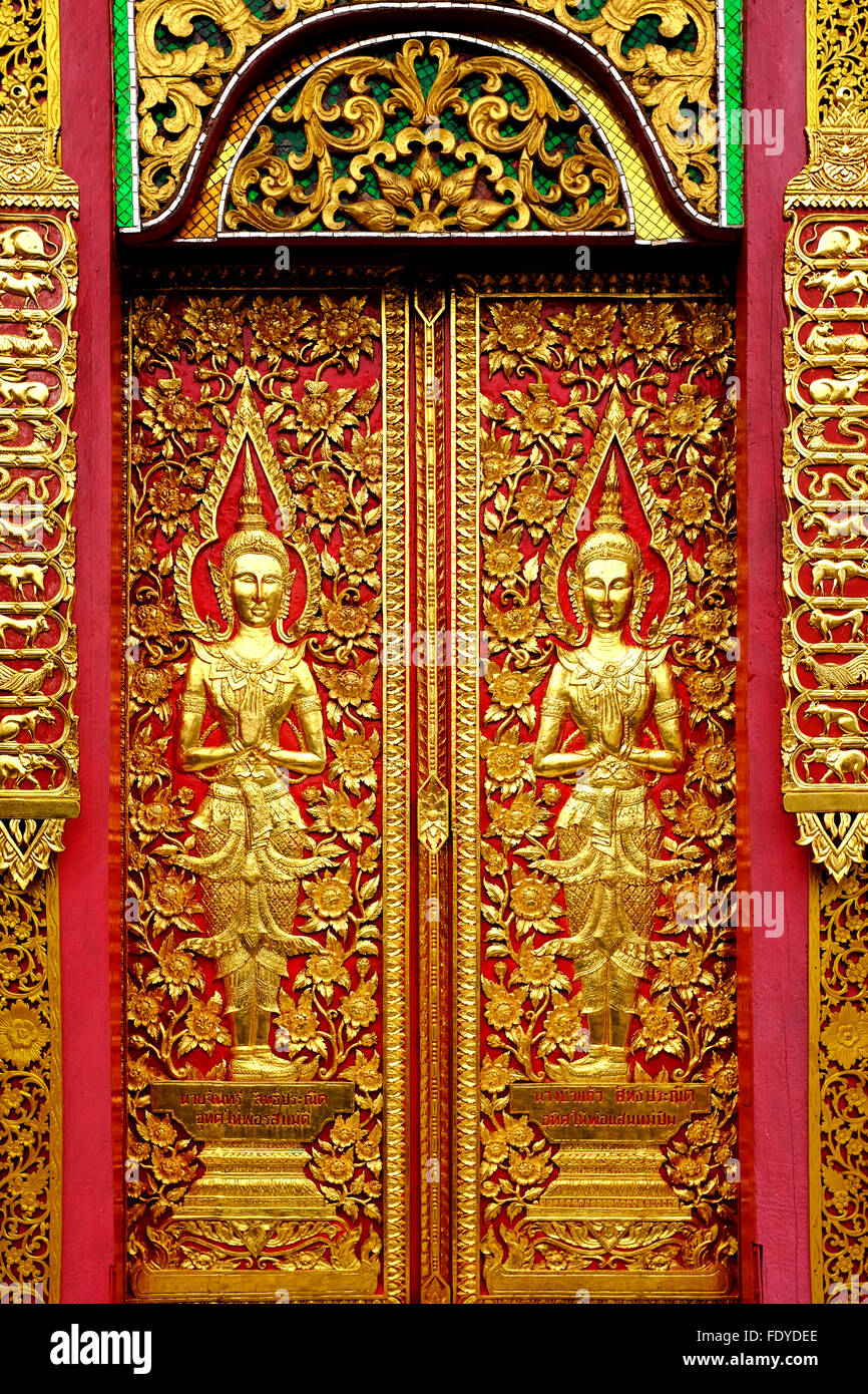 Les sculptures sur bois sur une porte du temple de Wat Soi Fon, Chiang Mai, Thaïlande Banque D'Images Les sculptures sur bois sur une porte du temple de Wat Soi Fon, Chiang Mai, Thaïlande Banque D'Images