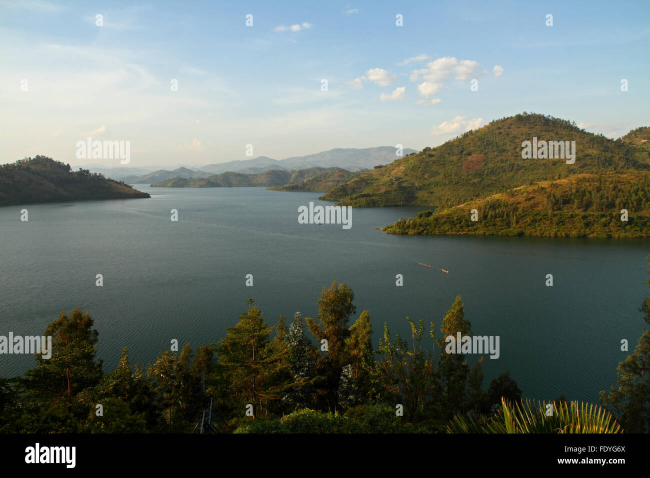 Le Lac Kivu situé au milieu des collines en l'horizon au Rwanda, l'Afrique Banque D'Images Le Lac Kivu situé au milieu des collines en l'horizon au Rwanda, l'Afrique Banque D'Images