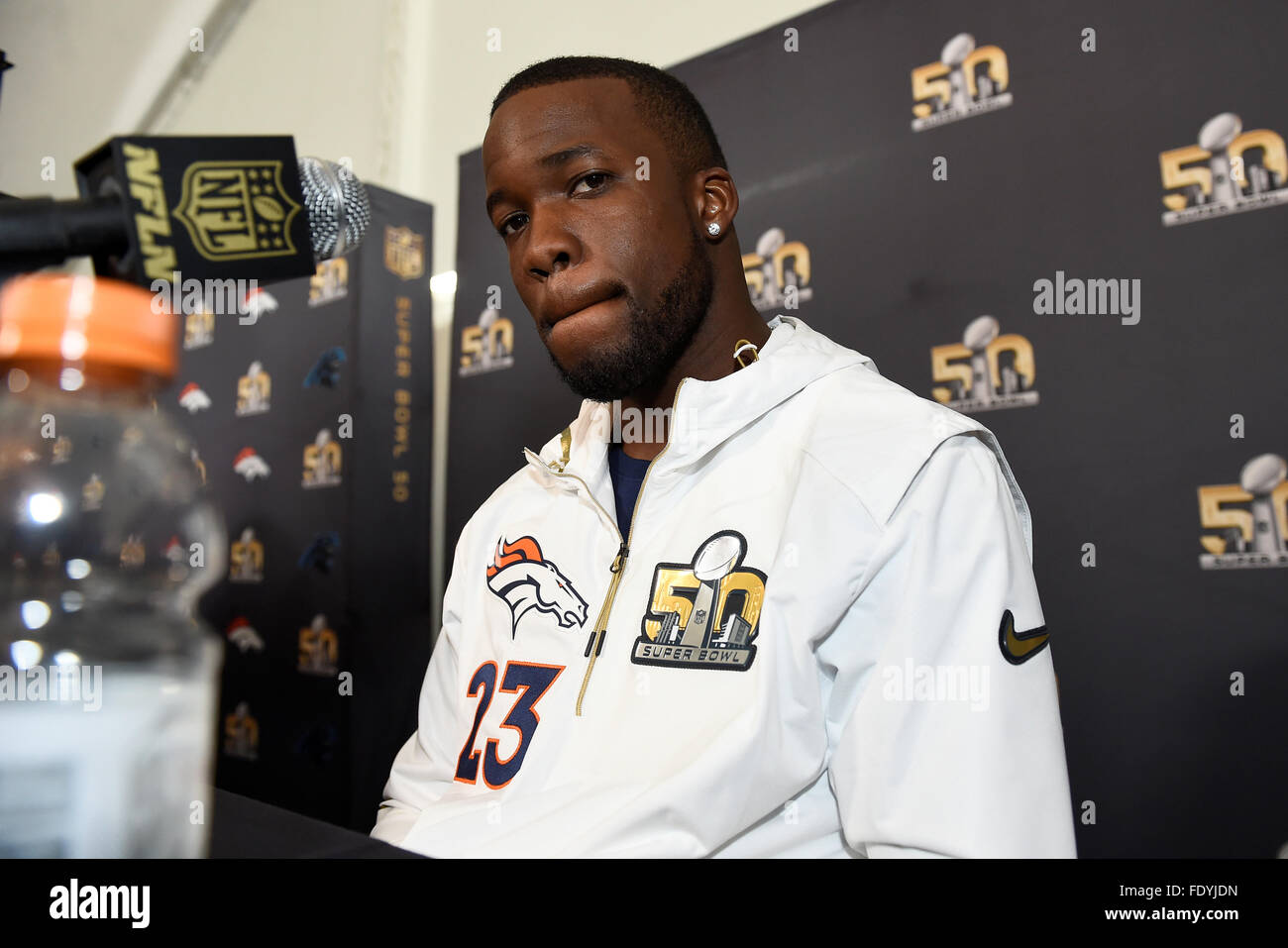 San Jose, Californie, USA. 2 Février, 2016. Denver Broncos tournant Retour Ronnie Hillman (23) parle à la presse à l'hôtel de l'équipe à Santa Clara, en Californie, lors d'une conférence de presse de la Ligue nationale de football Super Bowl 50 entre les Denver Broncos et les Panthers. Eric Canha/CSM Crédit : Cal Sport Media/Alamy Live News Banque D'Images