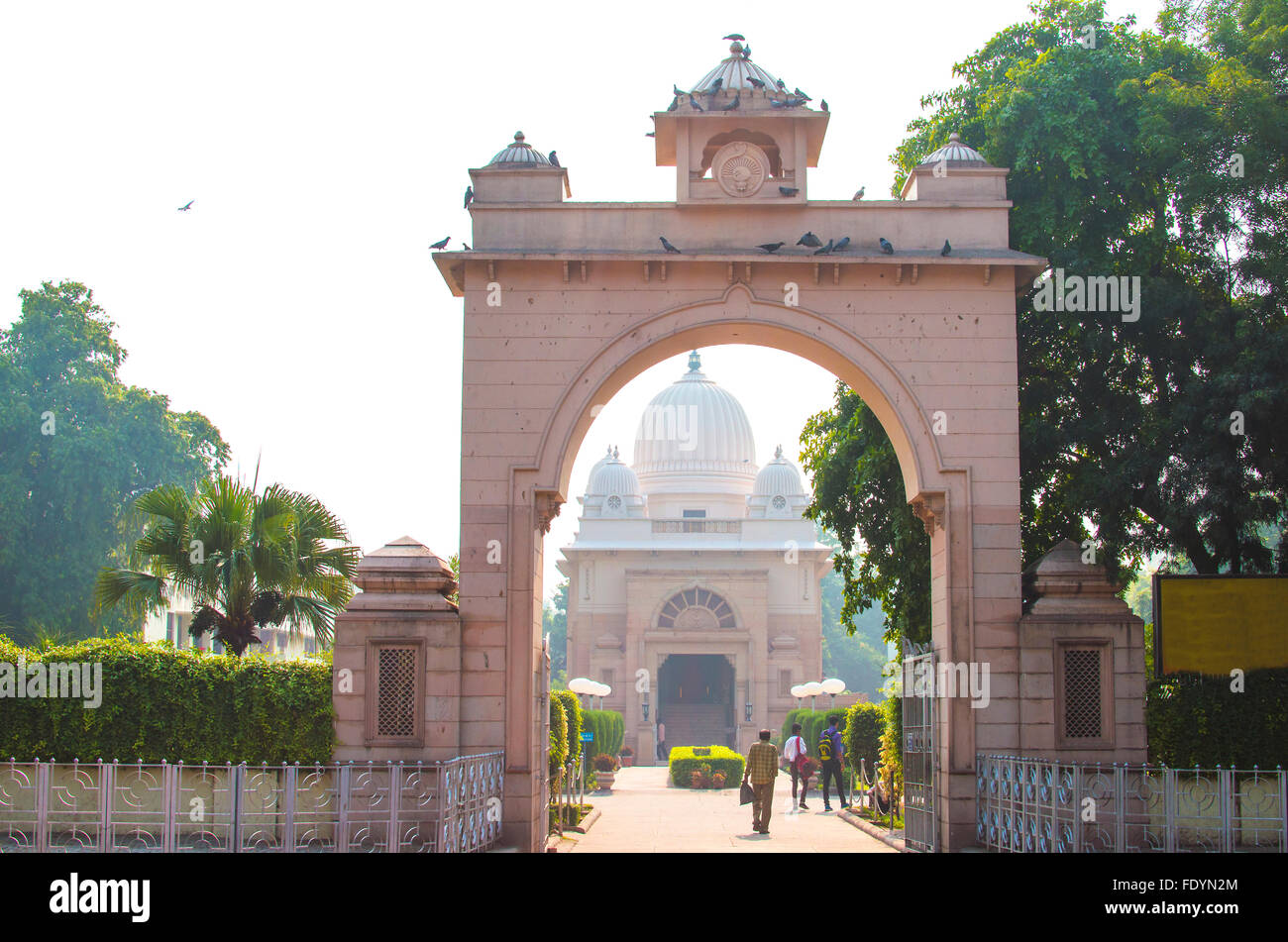 Un passage de l'entrée au temple dans la vieille ville de Delhi l'Inde, un arc,architecture,immeubles,sites touristiques,la ville,delhi,une entrée,religion Banque D'Images