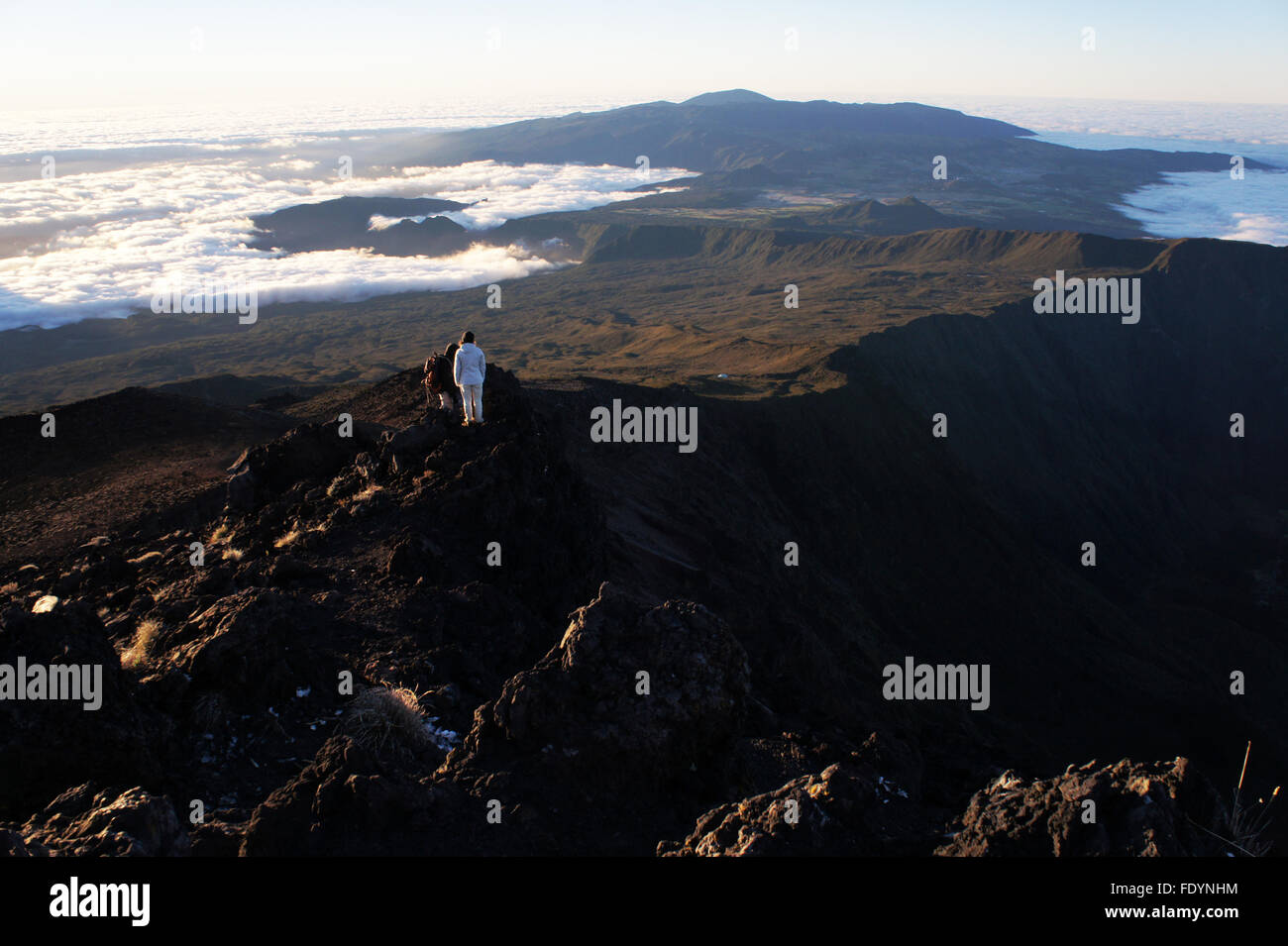 Les grimpeurs en ordre décroissant de sommet de Piton des Neiges, plus haut Mtn. sur l'île de La Réunion, France Banque D'Images