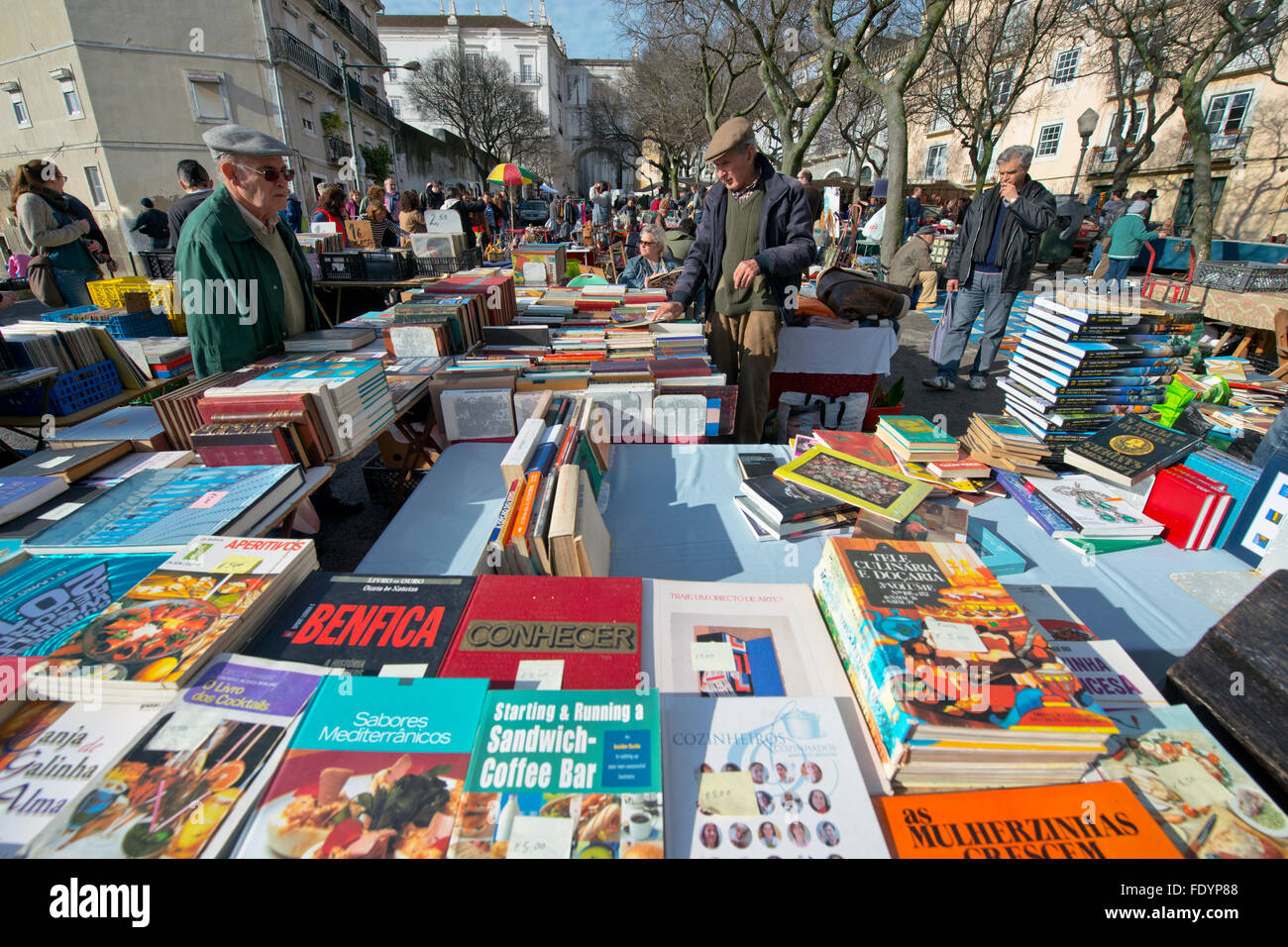 Lisbonne, Portugal - le 23 janvier 2016 : Feira da Ladra, un marché aux puces organisés deux fois par semaine d'attirer les habitants et les touristes à l'Alfama. Banque D'Images