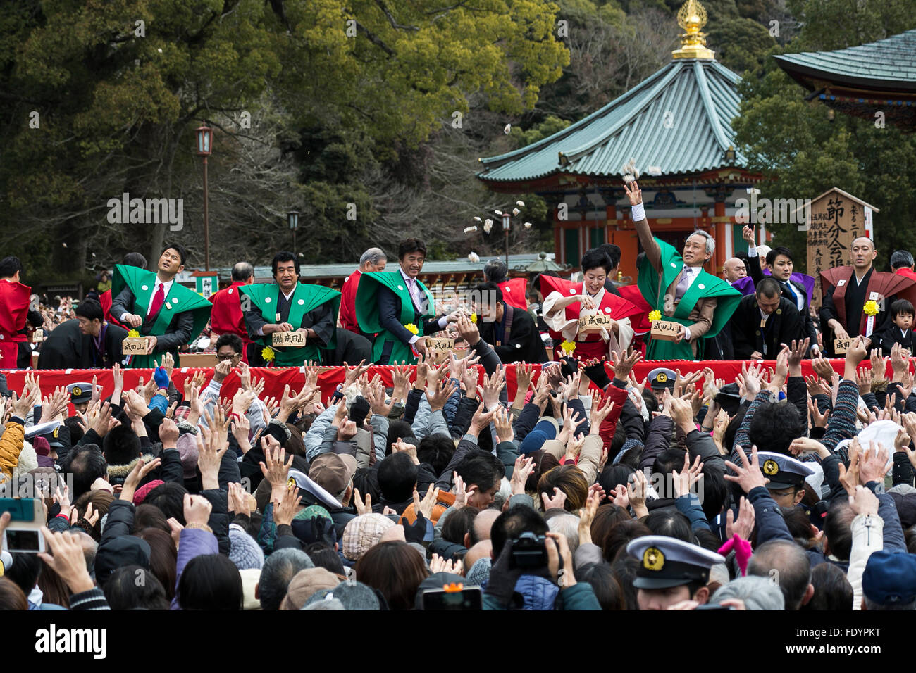 (L à R) acteurs japonais Takahiro Fujimoto, Hiroshi Fujioka, Masao Kusakari, actrice, Takahata Atsuko Nishimura Masahiko acteur Ichikawa Ebizo acteur de Kabuki et XI, jetez haricots pendant un festival Setsubun au Naritasan Shinshoji Temple le 3 février 2016, à Chiba, Japon. Setsubun est un festival japonais annuelle célébrée le 3 février et marque le jour avant le début du printemps. Jeter des célébrations de soja (connu comme mamemaki) hors de la maison pour protéger contre les mauvais esprits et à la Chambre pour inviter la bonne fortune. Dans de nombreuses familles japonaises un membre va porter un masque ogre wh Banque D'Images