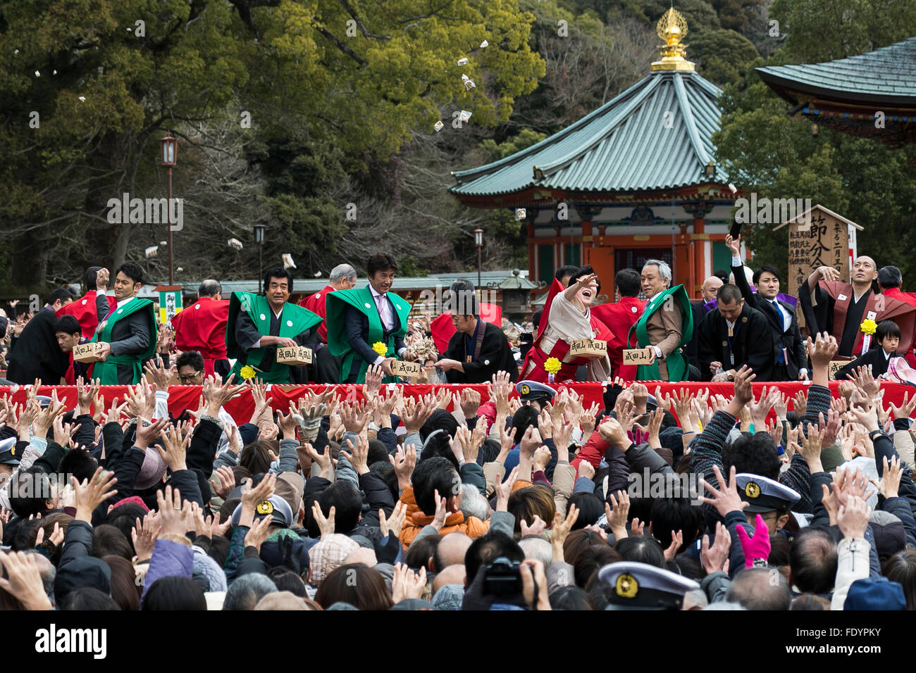 (L à R) acteurs japonais Takahiro Fujimoto, Hiroshi Fujioka, Masao Kusakari, actrice, Takahata Atsuko Nishimura Masahiko acteur Ichikawa Ebizo acteur de Kabuki et XI, jetez haricots pendant un festival Setsubun au Naritasan Shinshoji Temple le 3 février 2016, à Chiba, Japon. Setsubun est un festival japonais annuelle célébrée le 3 février et marque le jour avant le début du printemps. Jeter des célébrations de soja (connu comme mamemaki) hors de la maison pour protéger contre les mauvais esprits et à la Chambre pour inviter la bonne fortune. Dans de nombreuses familles japonaises un membre va porter un masque ogre wh Banque D'Images