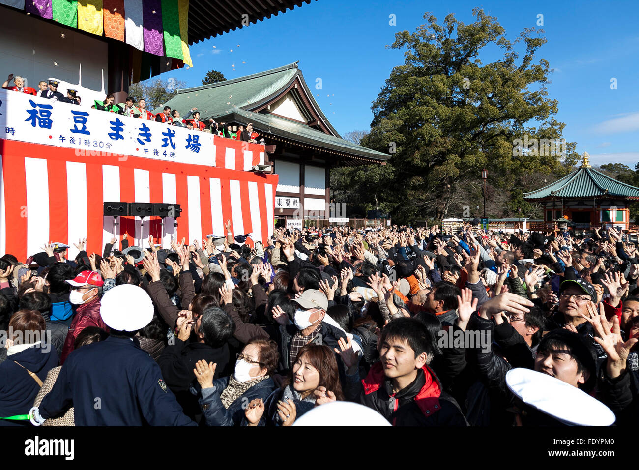 Les visiteurs se bousculent pour recueillir des haricots pendant un festival Setsubun au Naritasan Shinshoji Temple le 3 février 2016, à Chiba, Japon. Setsubun est un festival japonais annuelle célébrée le 3 février et marque le jour avant le début du printemps. Jeter des célébrations de soja (connu comme mamemaki) hors de la maison pour protéger contre les mauvais esprits et à la Chambre pour inviter la bonne fortune. Dans de nombreuses familles japonaises un membre va porter un masque ogre tandis que d'autres fèves jeter à lui. La célébration à Naritasan Shinshoji Temple est l'une des plus grandes au Japon et les organisateurs de l'année Banque D'Images