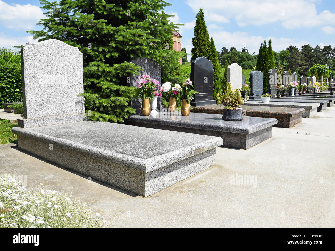 Pierres tombales dans le cimetière public Banque D'Images