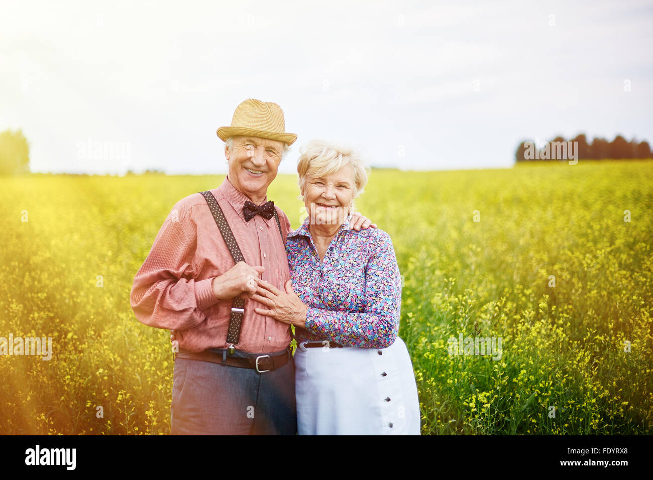 Happy senior couple looking at camera sur la campagne Banque D'Images