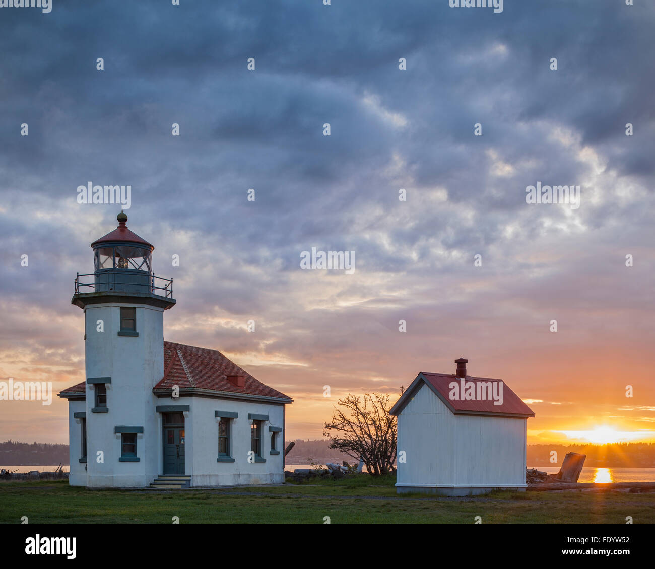 Vashon-Maury Island, WA : le phare de Point Robinson au lever du soleil Banque D'Images