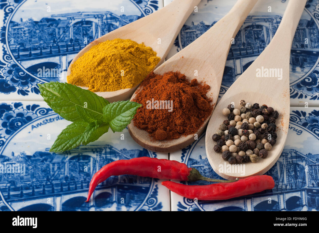 Variété d'épices et herbes aromatiques Banque D'Images