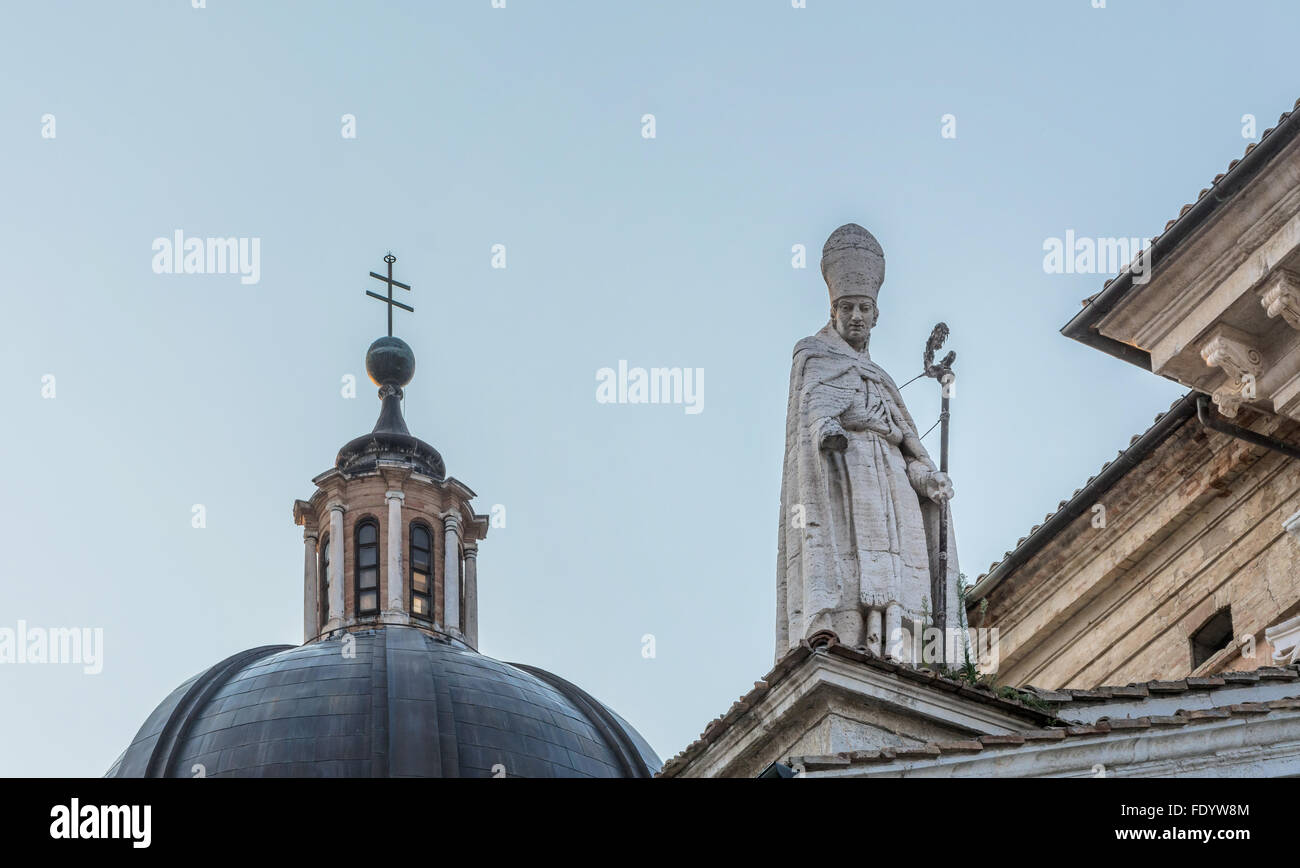 Détail de la façade de la cathédrale à Urbino, Italie. Banque D'Images