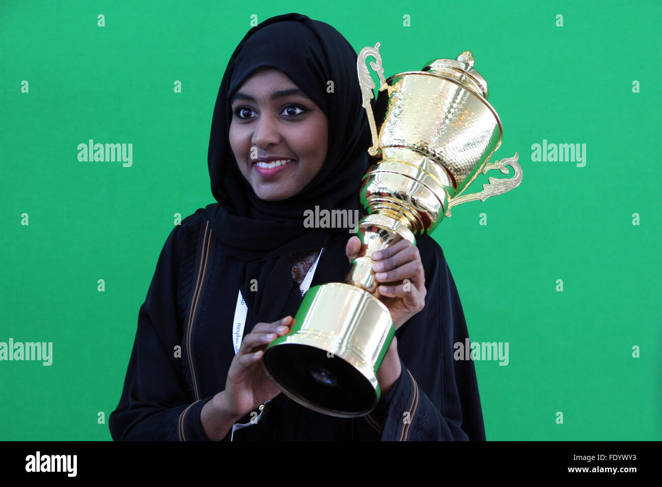 Dubaï, Émirats Arabes Unis, les femmes en costume national est titulaire d'une tasse dans les mains Banque D'Images