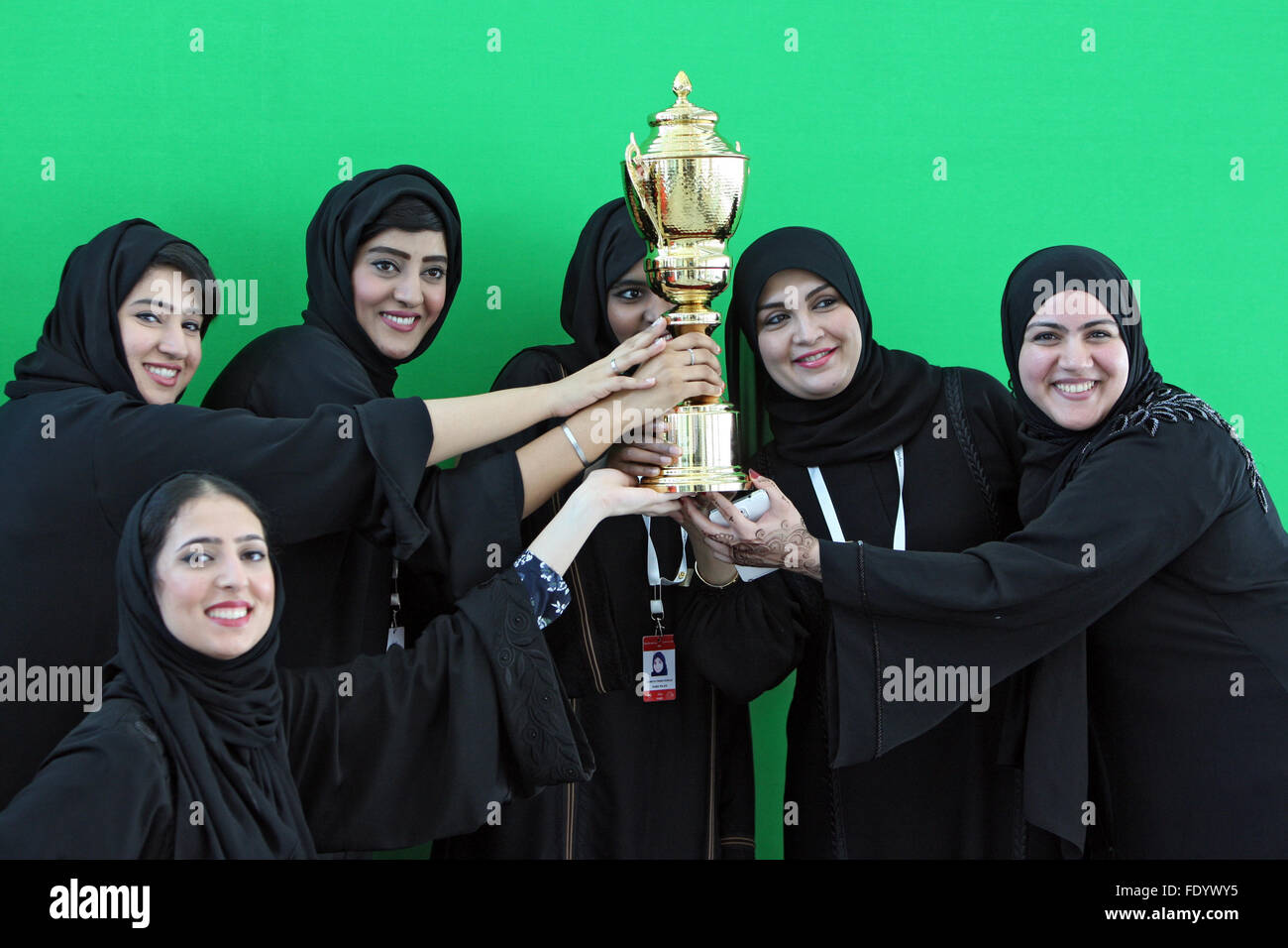 Dubaï, Émirats Arabes Unis, les femmes en costume national tenant une tasse dans les mains Banque D'Images