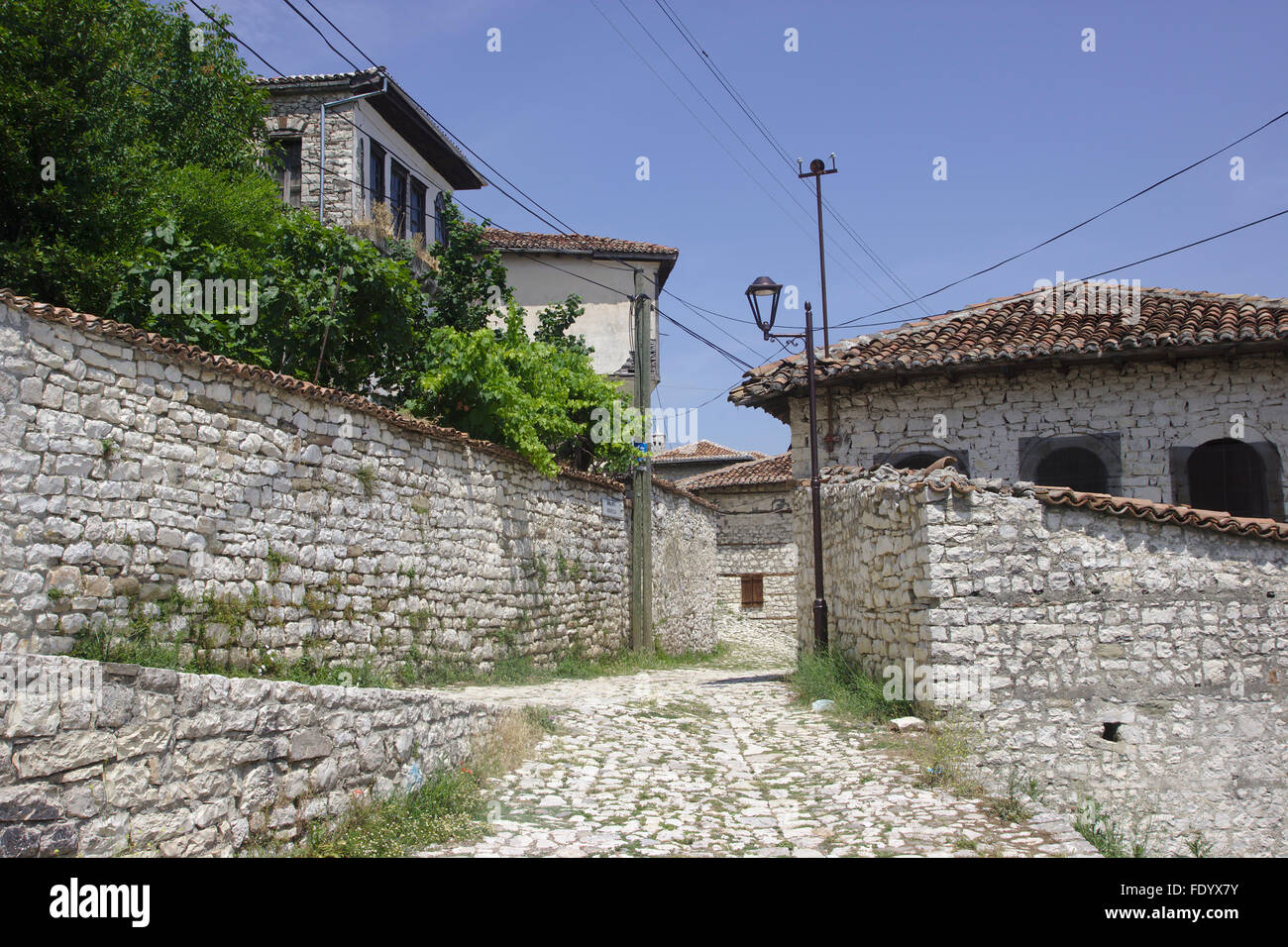 Street à Kala, le château de la ville blanche Berat en Albanie Banque D'Images