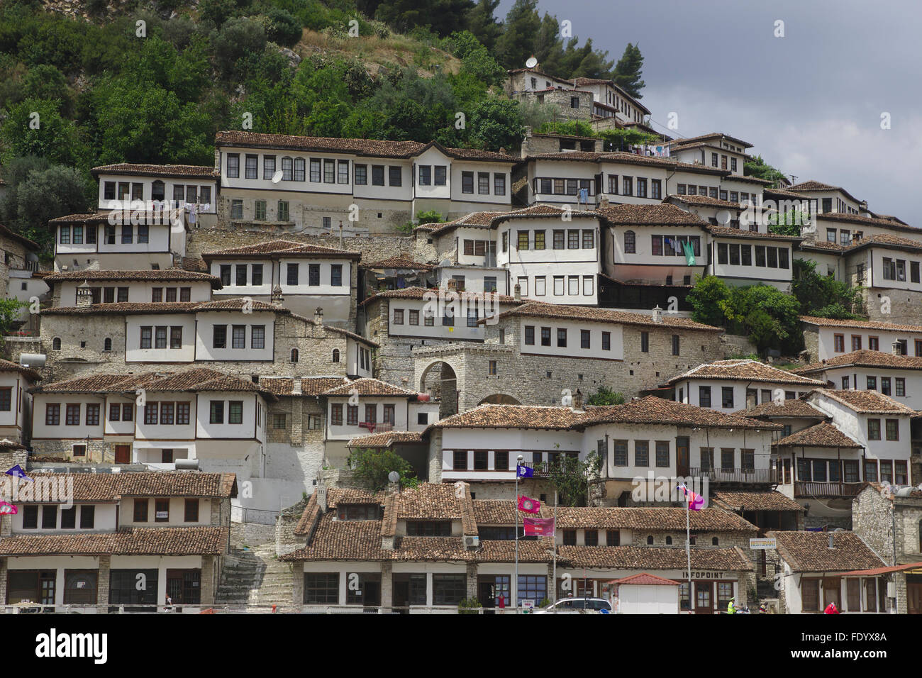 Maisons ottomanes dans le vieux quartier de la ville blanche Mangalem Berat, Albanie Banque D'Images