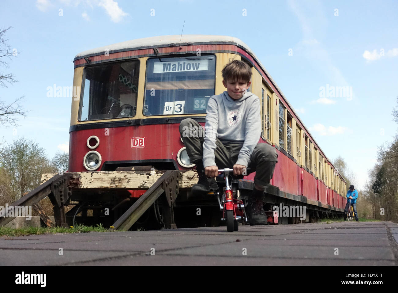 Zeuthen, Allemagne, boy riding a bike mini devant un train wagon Banque D'Images