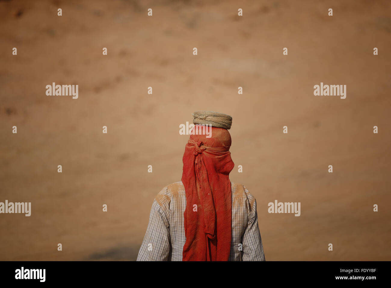3 février 2016 - Bhaktapur, Népal - un travailleur migrant la position de travail à un four en briques dans Sipadol, district de Bhaktapur, Népal le mercredi, 3 février, 16. Les ouvriers arrivent au cours de l'hiver de l'Inde pour une période de 6 mois pour travailler dans les fours à briques. Par un total de 16 briques sont chargés sur des camions à chaque fois pour recevoir 1 pièce de monnaie népalaise est égal à 800 Paisa. Dans une semaine par personne, un total de 3 500 pièces de monnaie sont recueillies pour 1 700 roupies (crédit Image : © Gautam Skanda via Zuma sur le fil) Banque D'Images