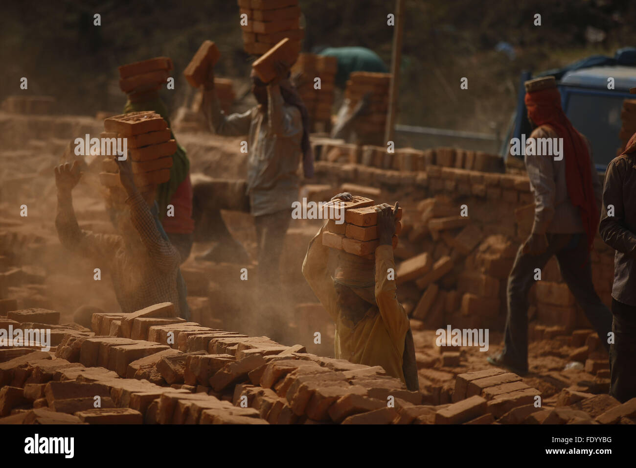 3 février 2016 - Bhaktapur, Népal - travailleurs migrants en brique sur la tête de la pile dans un four en briques dans Sipadol, district de Bhaktapur, Népal le mercredi, 3 février, 16. Les ouvriers arrivent au cours de l'hiver de l'Inde pour une période de 6 mois pour travailler dans les fours à briques. Par un total de 16 briques sont chargés sur des camions à chaque fois pour recevoir 1 pièce de monnaie népalaise est égal à 800 Paisa. Dans une semaine par personne, un total de 3 500 pièces de monnaie sont recueillies pour 1 700 roupies (crédit Image : © Gautam Skanda via Zuma sur le fil) Banque D'Images
