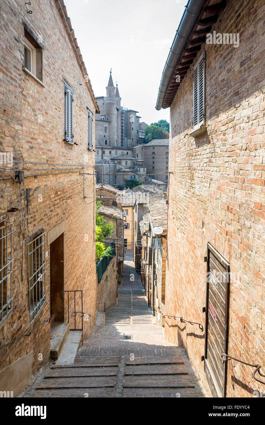Urbino, Italie - 13 août 2015 : Street view avec skyline à Urbino, Italie. Le centre historique d'Urbino a été déclarée l'Unesco Banque D'Images
