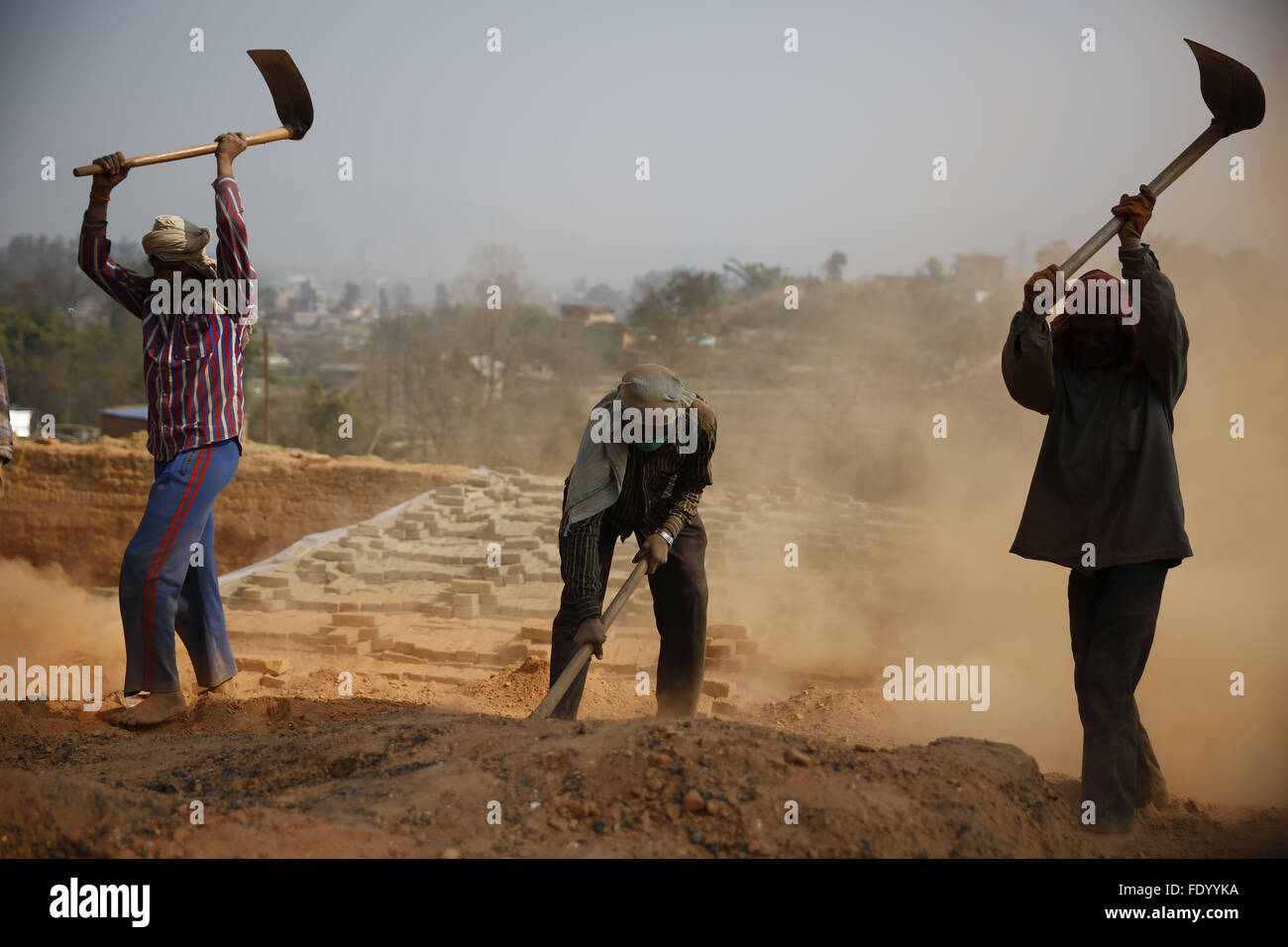 3 février 2016 - Bhaktapur, Népal - travailleurs migrants du travail à un four en briques dans Sipadol, district de Bhaktapur, Népal le mercredi, 3 février, 16. Les ouvriers arrivent au cours de l'hiver de l'Inde pour une période de 6 mois pour travailler dans les fours à briques. Par un total de 16 briques sont chargés sur des camions à chaque fois pour recevoir 1 pièce de monnaie népalaise est égal à 800 Paisa. Dans une semaine par personne, un total de 3 500 pièces de monnaie sont recueillies pour 1 700 roupies (crédit Image : © Gautam Skanda via Zuma sur le fil) Banque D'Images