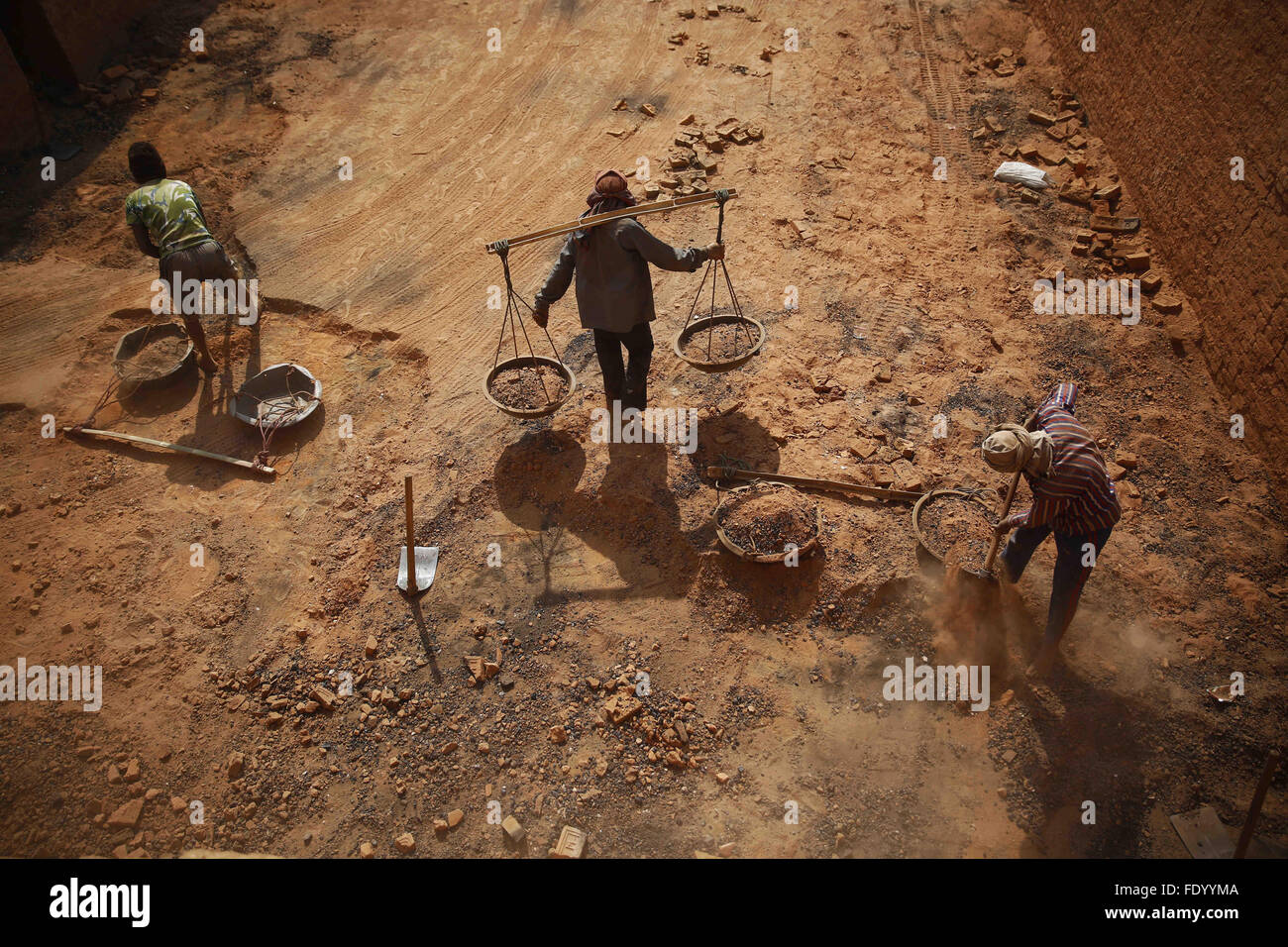 3 février 2016 - Bhaktapur, Népal - travailleurs migrants du travail à un four en briques dans Sipadol, district de Bhaktapur, Népal le mercredi, 3 février, 16. Les ouvriers arrivent au cours de l'hiver de l'Inde pour une période de 6 mois pour travailler dans les fours à briques. Par un total de 16 briques sont chargés sur des camions à chaque fois pour recevoir 1 pièce de monnaie népalaise est égal à 800 Paisa. Dans une semaine par personne, un total de 3 500 pièces de monnaie sont recueillies pour 1 700 roupies (crédit Image : © Gautam Skanda via Zuma sur le fil) Banque D'Images