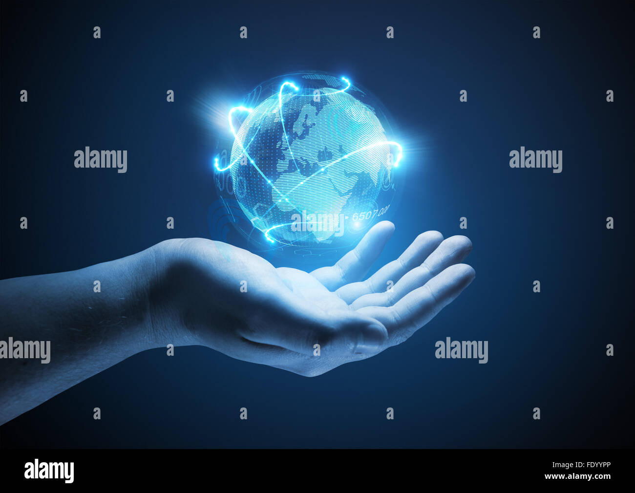 Monde connecté. Business illustration conceptuelle. Un homme tenant une projection lumineux du monde. Banque D'Images