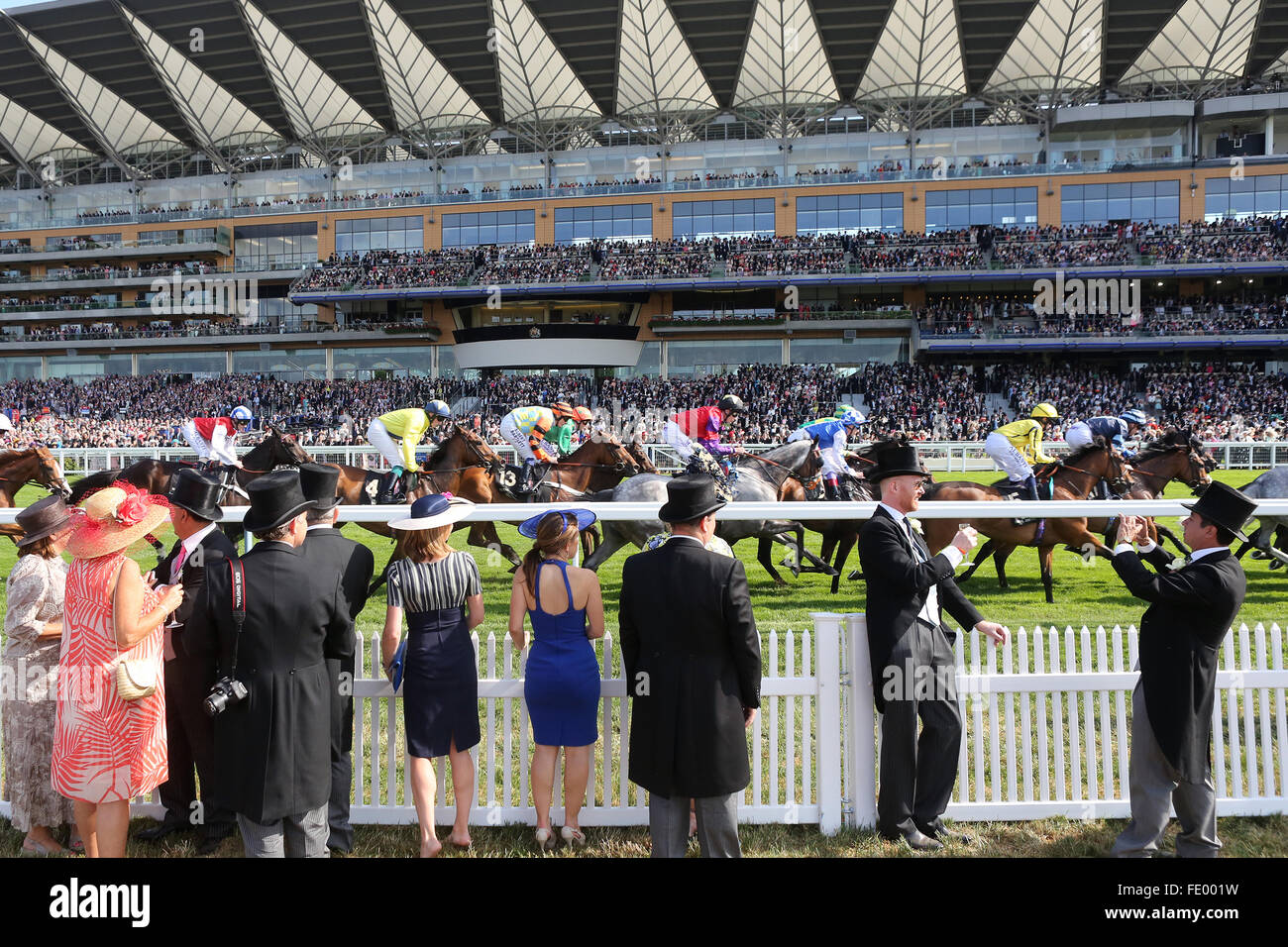 Ascot, Royaume-Uni, élégamment vêtue de personnes aux courses Banque D'Images