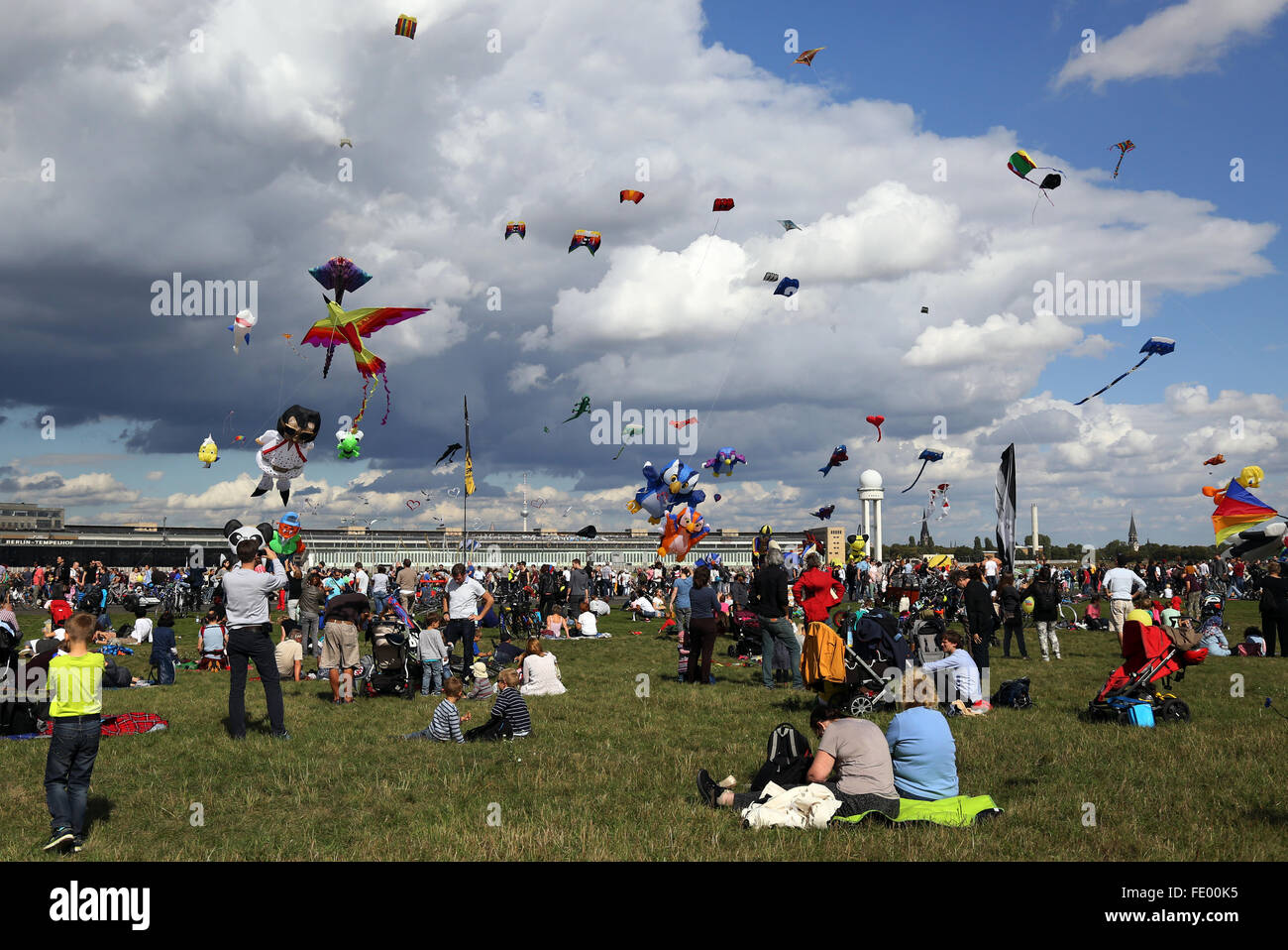 Berlin, Allemagne, les gens au festival de cerf-volant géant sur le terrain de Tempelhof Banque D'Images