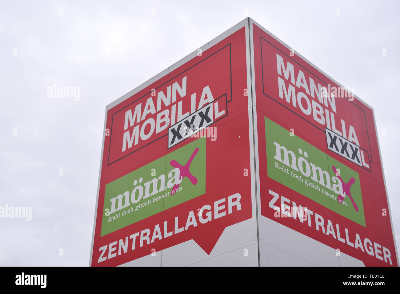 Un panneau avec écrit 'Mann Mobilia XXXL entrepôt central" peut être vu à l'entrepôt central de l'entreprise meubles Mobilia 'Mann' à Mannheim, Allemagne, 03 février 2016. Les employés de l'un des magasins de meubles Mobilia Mann protestent contre leur licenciement soudain. Photo : UWE ANSPACH/dpa Banque D'Images