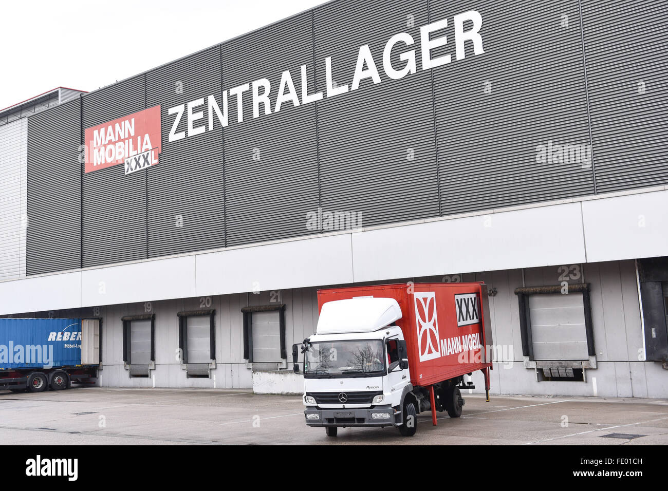 Les camions sont stationnés devant l'entrepôt central de le magasin de meubles 'Mann Mobilia' à Mannheim, Allemagne, 03 février 2016. Les employés de l'un des magasins de meubles Mobilia Mann protestent contre leur licenciement soudain. Photo : UWE ANSPACH/dpa Banque D'Images